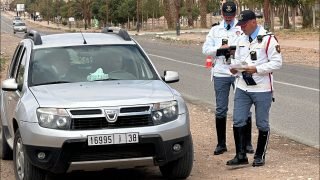 جهود ميدانية لعناصر الدرك الملكي بالطريق الوطنية بين ورزازات ومراكش بمناسبة عيد الفطر