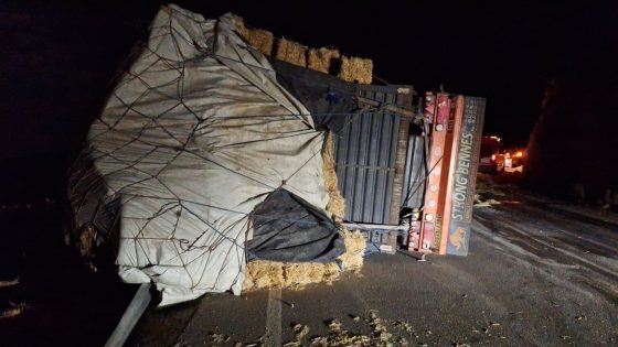 انقلاب شاحنة محملة بالتبن بمنعرجات أيت ساون بأكدز.. والسائق ينجو بإصابات طفيفة