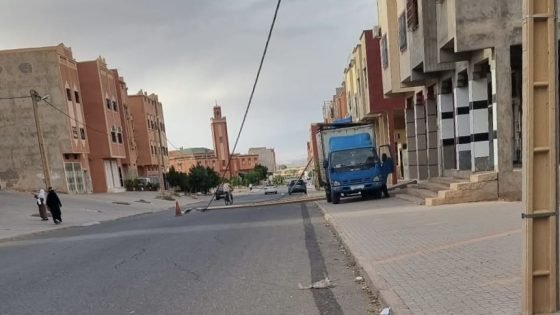ورزازات.. شاحنة تتسبب في سقوط أعمدة كهربائية بحي المسيرة